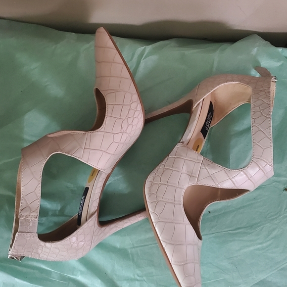 Jones New York Christine white pumps Size 8 - Picture 10 of 15